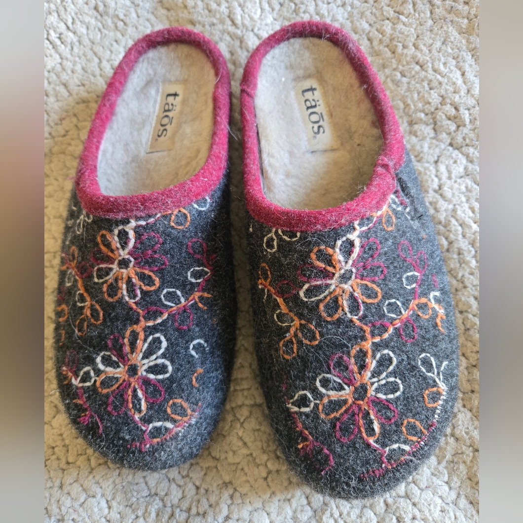 Taos Woolderness 2 Slip On Womens Clogs Size 39